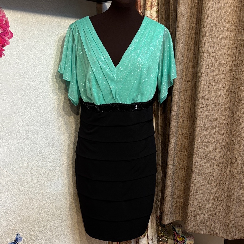 Enfocus Studio short sleeve mint sparkled green black sequin mini dress. Size 14